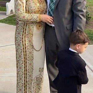 Handmade thob worn once like new comes with scarf and belt price is negotiable